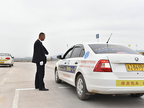 小型自动汽车C2